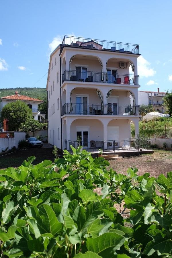 Apartmani Mojca Selce Exterior photo